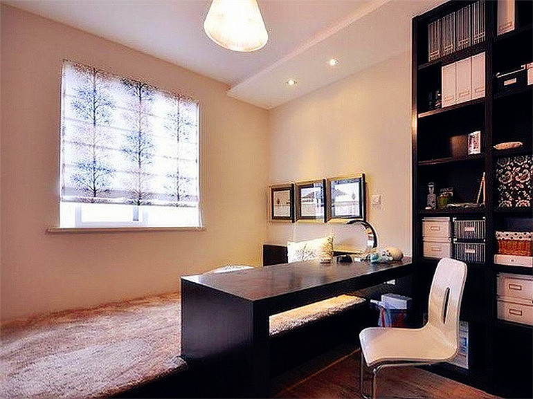 三居二厅二卫设计师运用的是现代简约风格， 简单款的