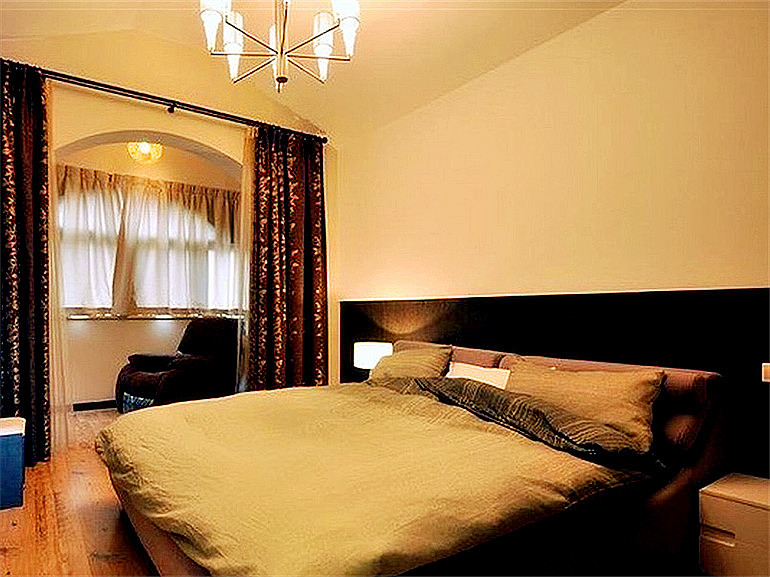 三居二厅二卫设计师运用的是现代简约风格， 简单款的