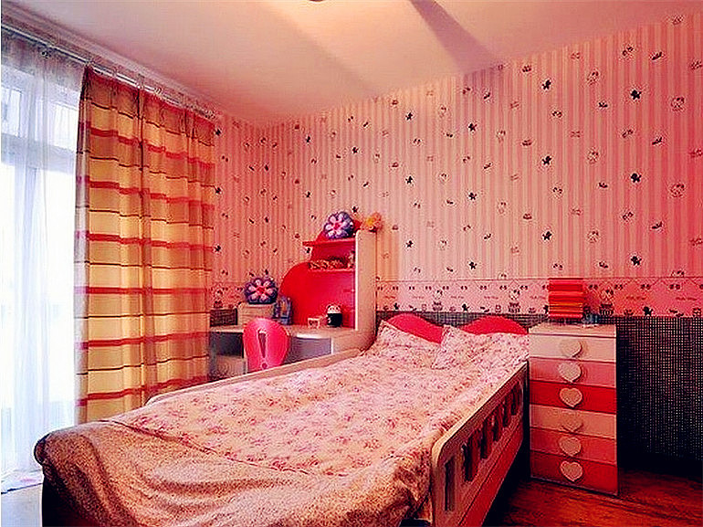 三居二厅二卫设计师运用的是现代简约风格， 简单款的