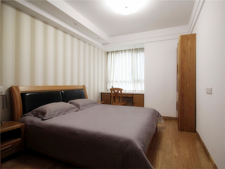 本案以现代简约的风格诠释，以黑白色为基调，搭配木质