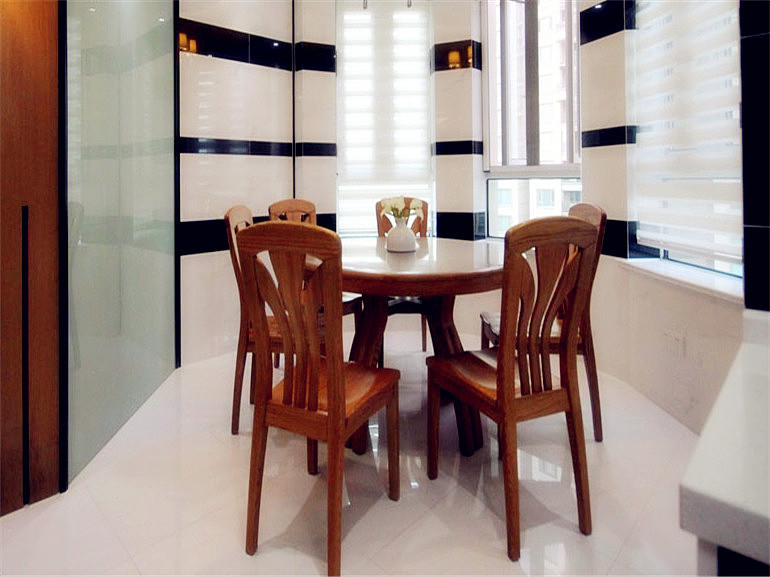 本案以现代简约的风格诠释，以黑白色为基调，搭配木质