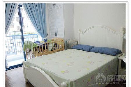 卧室的设计实用而舒适。大大的窗户，把充足的光线和温