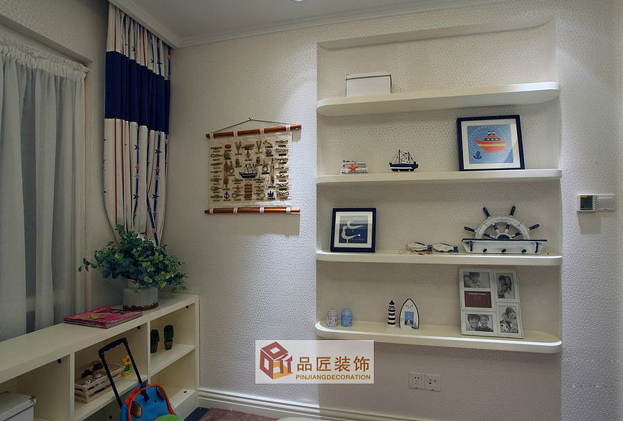 女主人很喜欢家居布艺的感觉，我们就以轻装修重装饰的