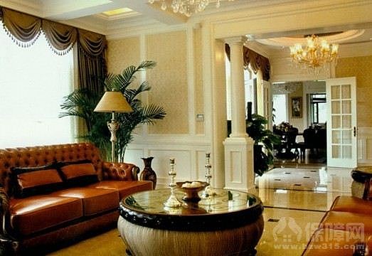本方案将白色和米色大理石的大范围搭配使用，暖色家具