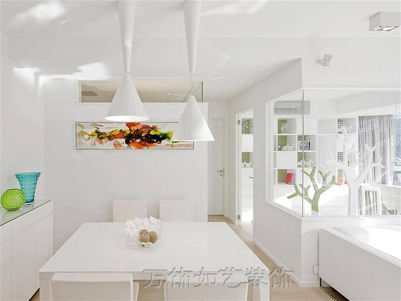 白色是家庭装修使用最普遍的颜色，设计师通过其他色彩