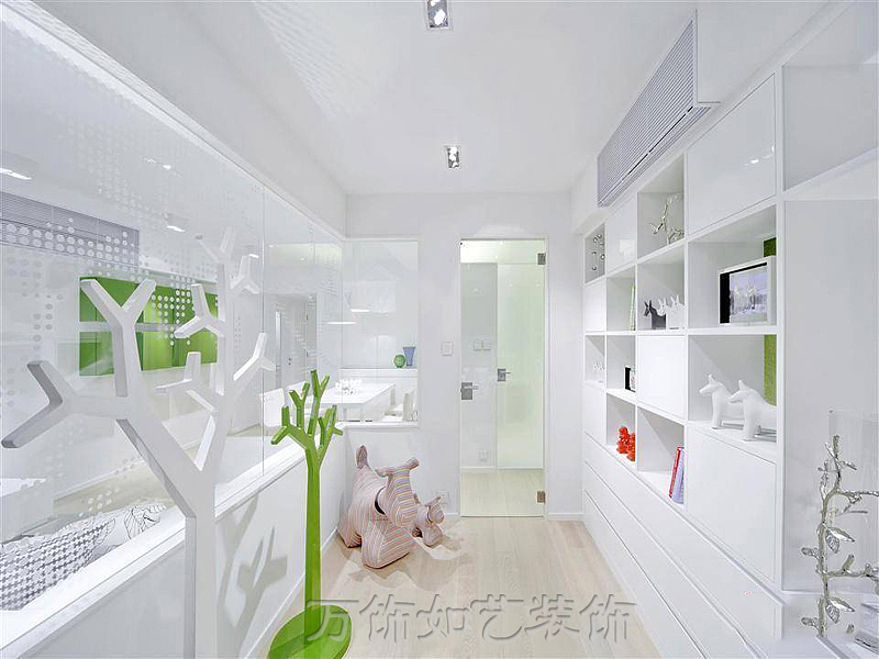 白色是家庭装修使用最普遍的颜色，设计师通过其他色彩