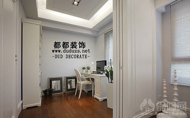 设计理念 白色主调的空间中陈设一些略带黑色的装饰，