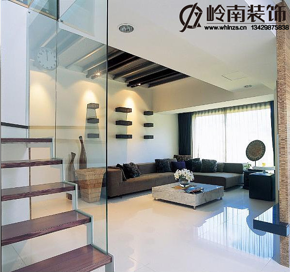 姚设计师以一贯大气度的空间设计手法，为这三口家庭规