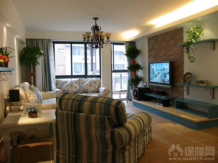 地中海风格”的建筑特色是，拱门与半拱门、马蹄状的门