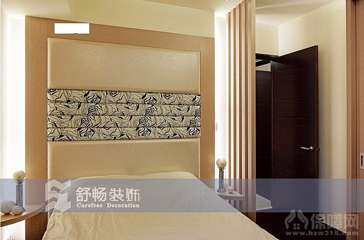 客厅大，餐厅小，因此设计师第一时间就微调现场格局、