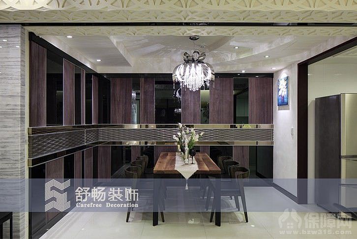 客厅大，餐厅小，因此设计师第一时间就微调现场格局、