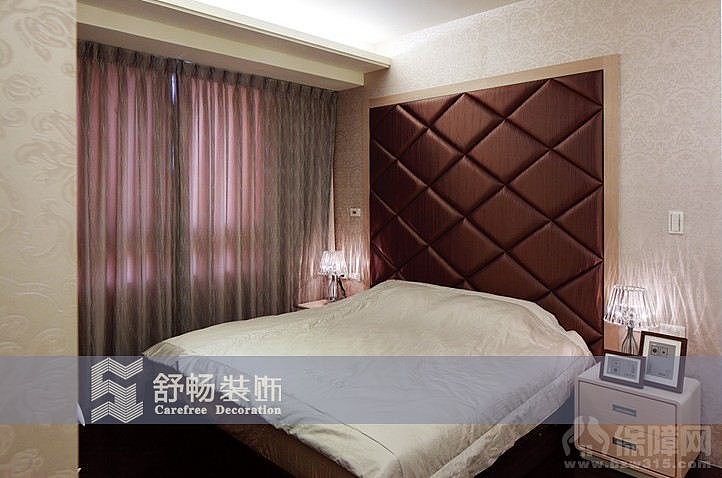 客厅大，餐厅小，因此设计师第一时间就微调现场格局、