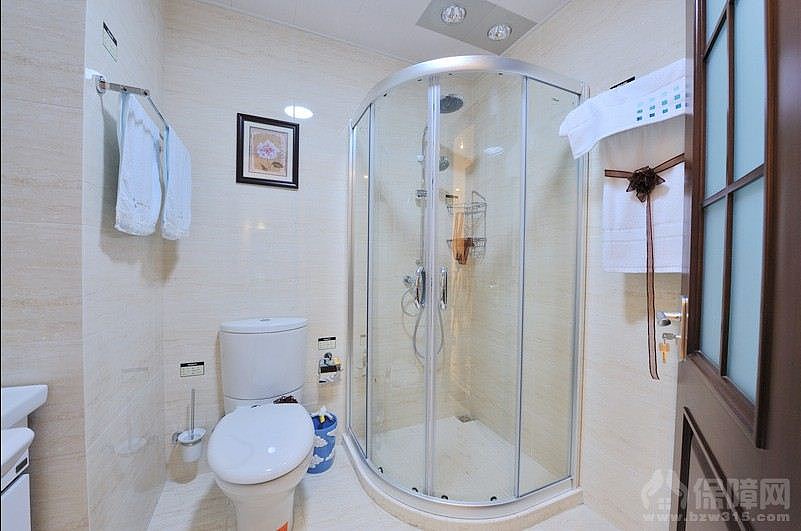 华丽、含蓄的装饰风格，精巧典雅的色调与摆设，让空间